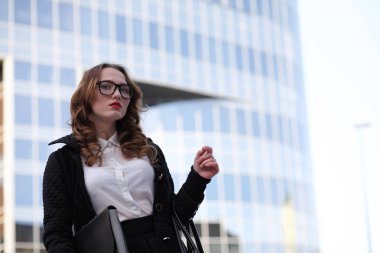 İş kadını binaların zemin üzerine sıkı giysiler