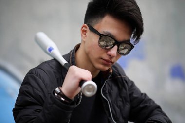 Asya genç adam kameraya poz sokakta