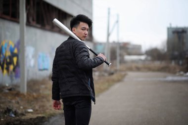 Asya genç adam kameraya poz sokakta