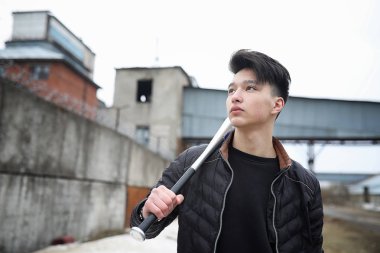 Asya genç adam kameraya poz sokakta