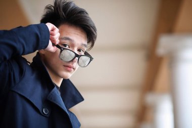 Asya genç adam sokakta bir ceket