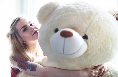 Güzel kız evinde kamera poz