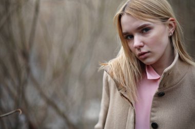 Sevimli sarışın bir Şehir Parkı içinde