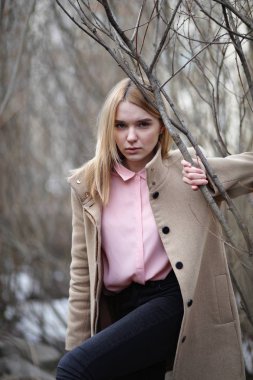 Sevimli sarışın bir Şehir Parkı içinde