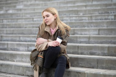 Kahve içme City tatlı bir sarışın