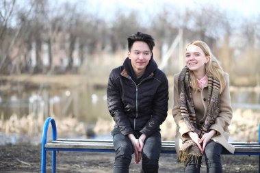 Bir çift arkadaş bir sonbahar Park