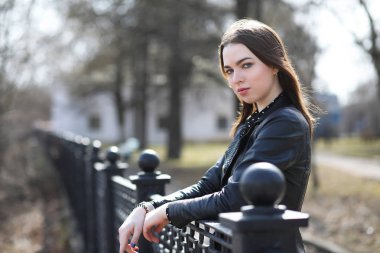 Bahar şehrin içinden bir yürüyüşte kız