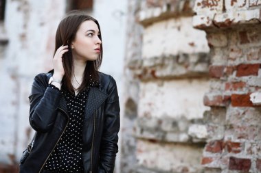 Bahar şehrin içinden bir yürüyüşte kız