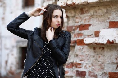 Bahar şehrin içinden bir yürüyüşte kız