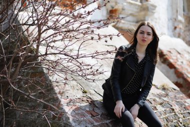 Bahar şehrin içinden bir yürüyüşte kız