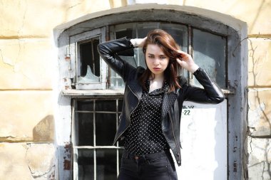 Bahar şehrin içinden bir yürüyüşte kız