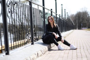 Bahar şehrin içinden bir yürüyüşte kız