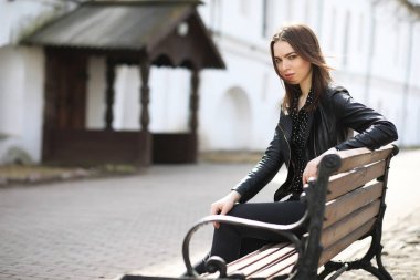 Bahar şehrin içinden bir yürüyüşte kız