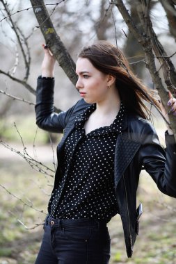 Bahar şehrin içinden bir yürüyüşte kız