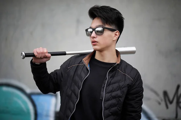 Asiático joven en la calle posando a la cámara —  Fotos de Stock