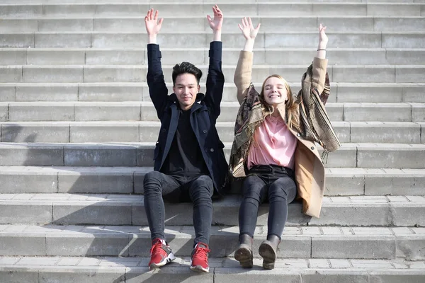 Un par de amigos están sentados en las escaleras — Foto de Stock