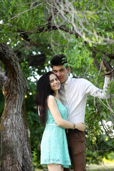 Jeune couple à la première date — Photo