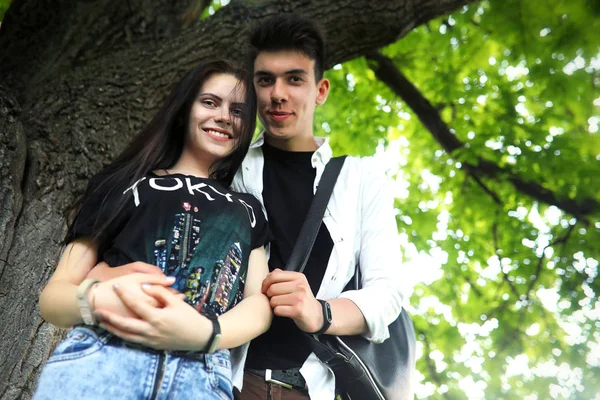 Casal jovem no primeiro encontro — Fotografia de Stock