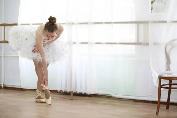 Gadis cantik penari balet berlatih — Stok Foto