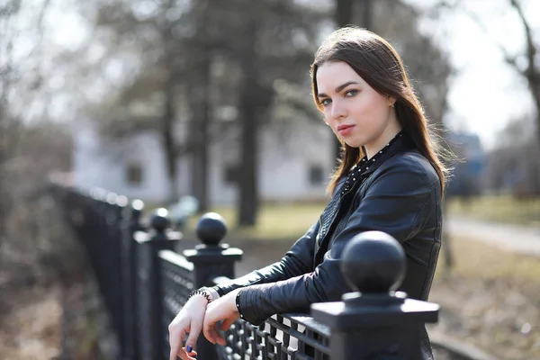 Bahar şehrin içinden bir yürüyüşte kız