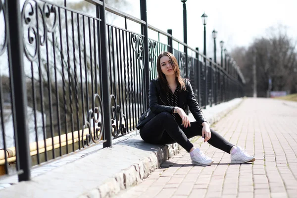 Bahar şehrin içinden bir yürüyüşte kız