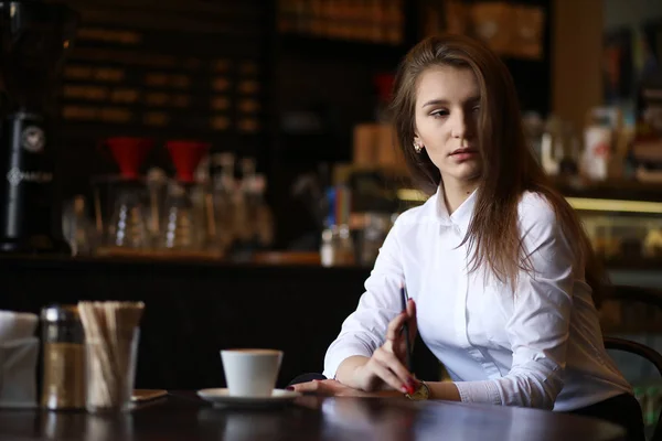 Das Mädchen im Café-Frühstück — Stockfoto