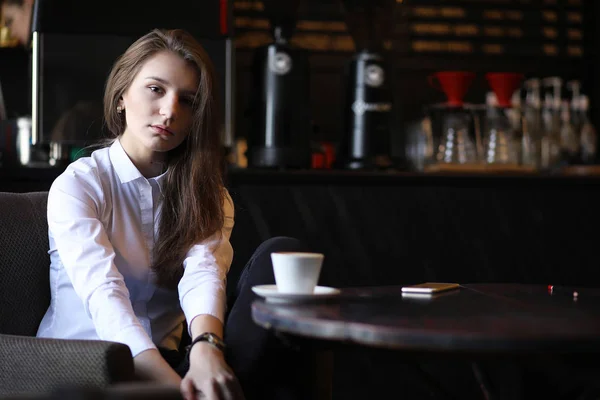 La ragazza nella colazione caffè — Foto Stock