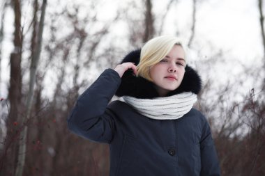 Genç ve güzel bir kız kış parkında yürüyüşe çıkmış.