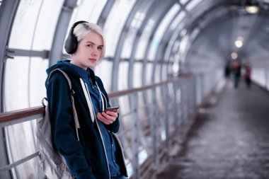 Genç öğrenci metro büyük kulaklıklar müzik dinlemek