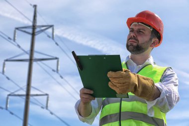 Eldiven giymiş bir kask çalışma elektrikçi