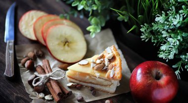 Tarçın ve ahşap bir masa üzerinde elma turtası. Taze pasta zekâ