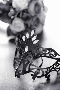 Karnaval maskesi masanın üzerinde. Kamuflaj bir Tarih Konu