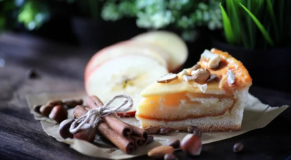 Tarte à la cannelle et pommes sur une table en bois. Pâtisserie fraîche esprit — Photo