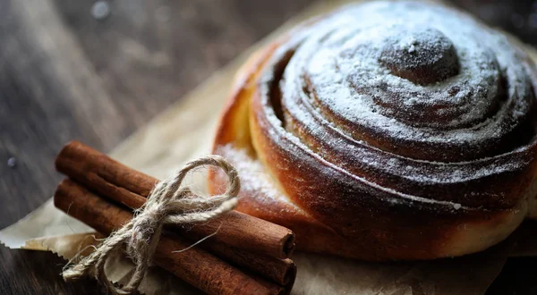 Tarte à la cannelle et pommes sur une table en bois. Pâtisserie fraîche esprit — Photo