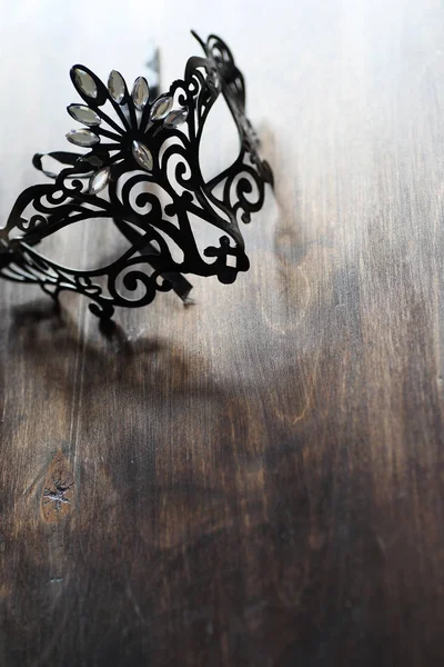 Czarna maska na podłoże drewniane — Zdjęcie stockowe