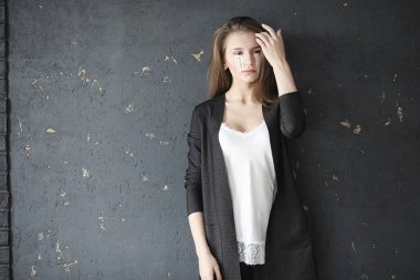 Gözleri yaşlı güzel kızla. Boyalı t ile genç kız