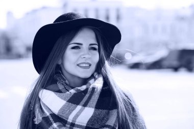 Bir genç kızın bir yolda siyah ve beyaz fotoğraf