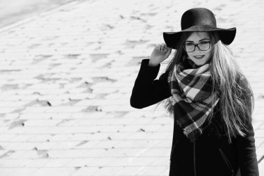 Bir genç kızın bir yolda siyah ve beyaz fotoğraf