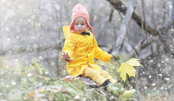 Sonbahar parkta bir yürüyüş üzerinde küçük çocuklar. İlk frost ve ilk — Stok fotoğraf