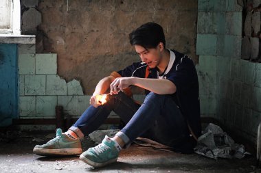 Asya teen uyuşturucu kullanır