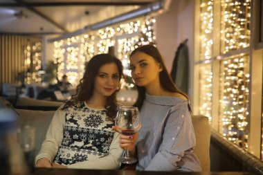 Akşam geri kalan bir kafede kız