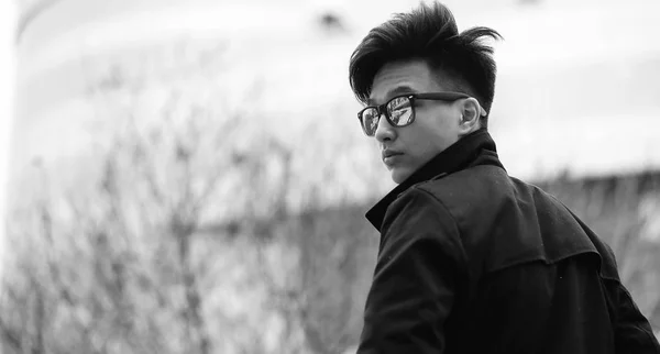 야외 포즈 아시아 젊은 남자의 흑백 사진 — 스톡 사진