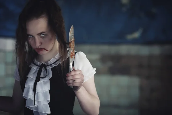 Mädchen aus Horrorfilm mit Messer — Stockfoto