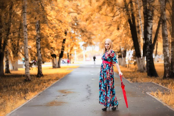 Fille dans la rue avec un parapluie — Photo