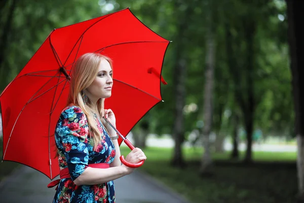 Chica en la calle con un paraguas — Foto de Stock