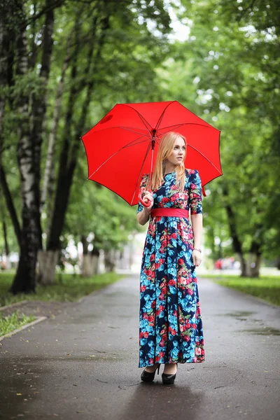 Dziewczyna na ulicy z parasolem — Zdjęcie stockowe