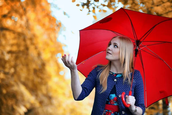 Mädchen auf der Straße mit einem Regenschirm — Stockfoto