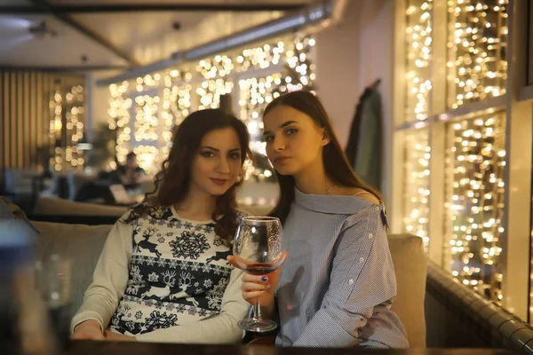 La muchacha por la tarde descansan en la cafetería — Foto de Stock