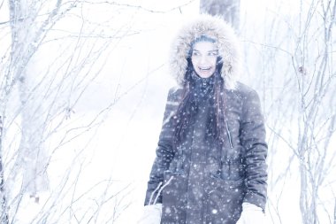 Güzel kızı güzel kış kar