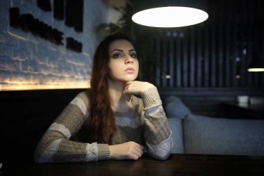 Kafede güzel bir kız.